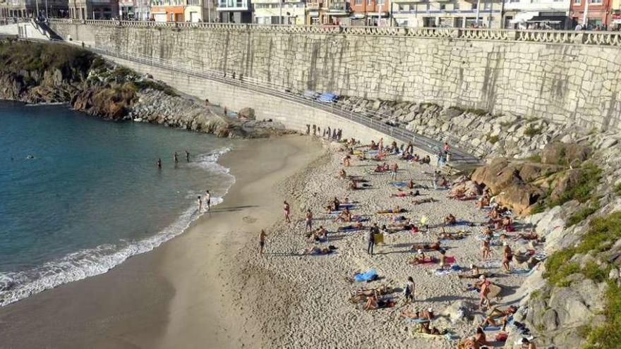 Gente en la playa del Matadero, ayer, a última hora de la tarde.