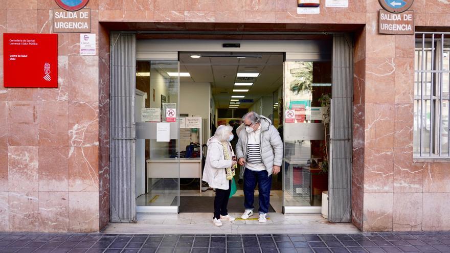 Dos pacientes saliendo de un centro de salud.