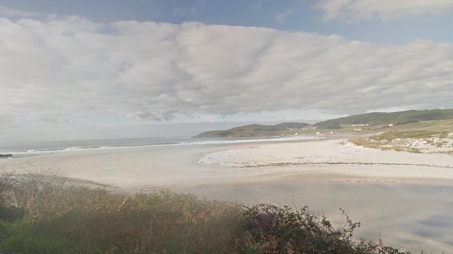 en una playa de Cee mientras un hombre y un niño logran ponerse a salvo