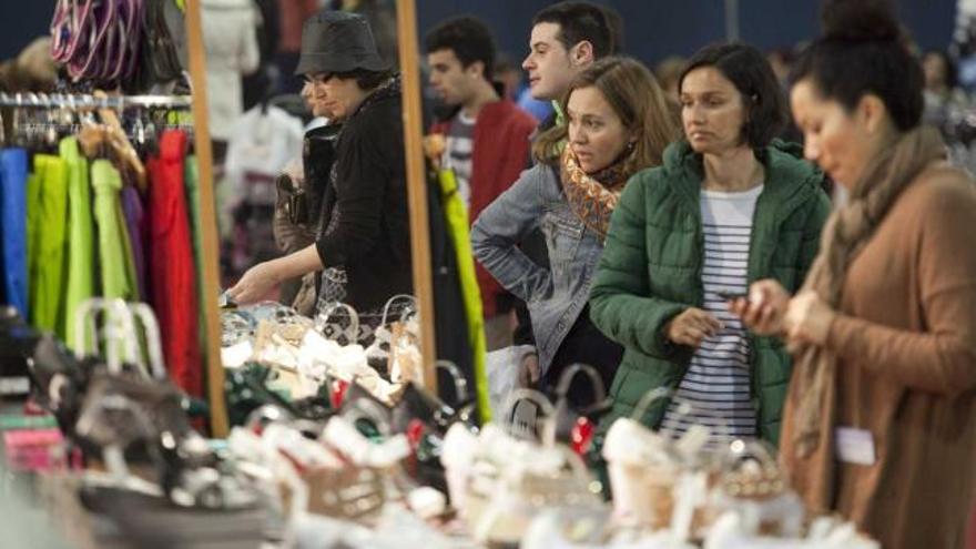 Visitantes en uno de los puestos de zapatos, ayer, en el recinto ferial.