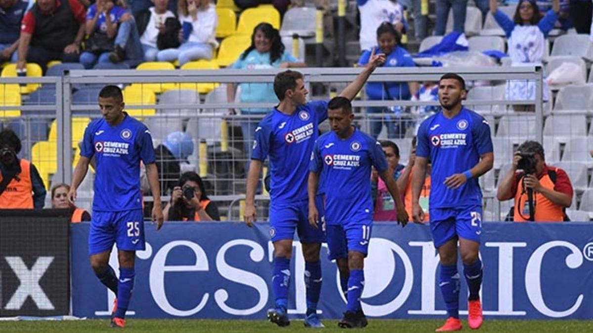 Cruz Azul celebrando su segunda victoria del torneo