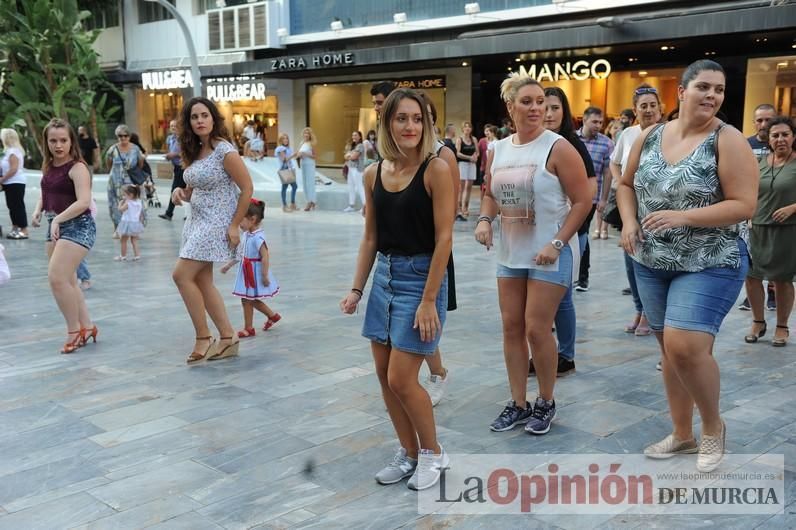 Los bailes latinos salen a la calle en Murcia