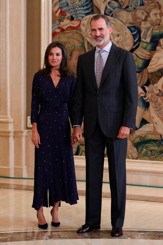 Letizia Ortiz con vestido de lunares de Maje junto al rey Felipe VI