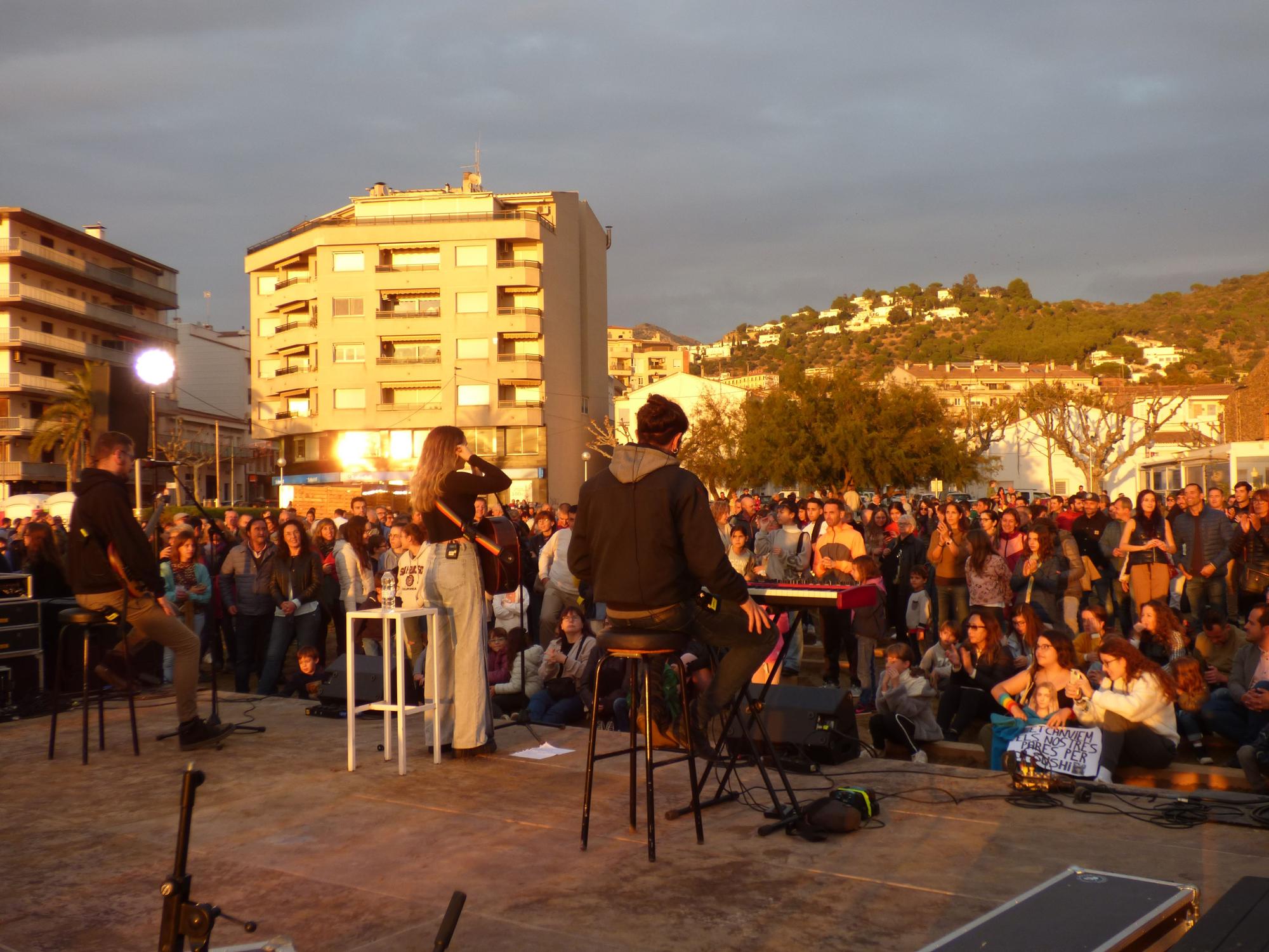 El Festivalet de Roses omple la platja de la Perola