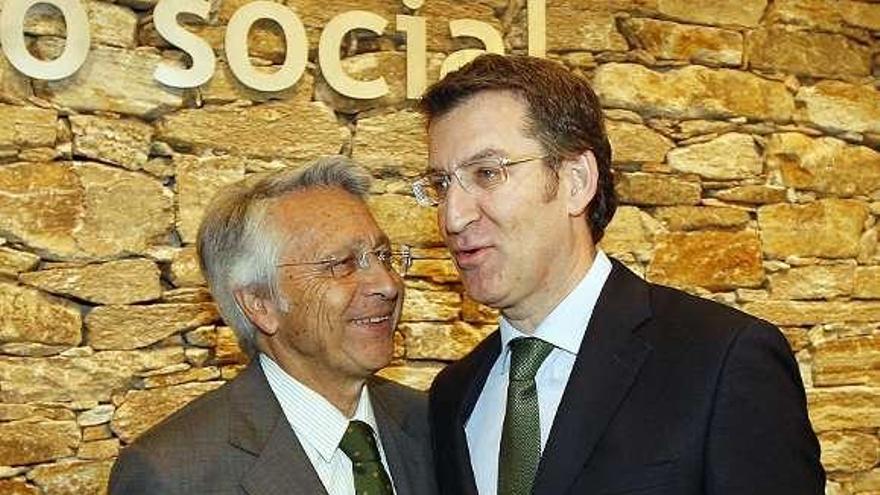 Núñez Feijóo con el excopresidente de la caja, Julio Gayoso. / M.G.B