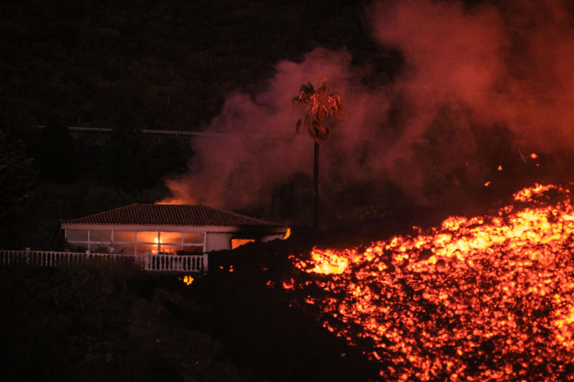 El espectáculo del volcán de La Palma al caer la noche