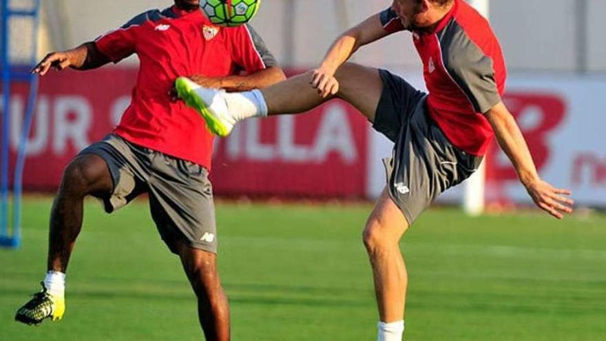 Krohn-Dehli con Mariano Ferreira, durante un entrenamiento del Sevilla. // El Desmarque