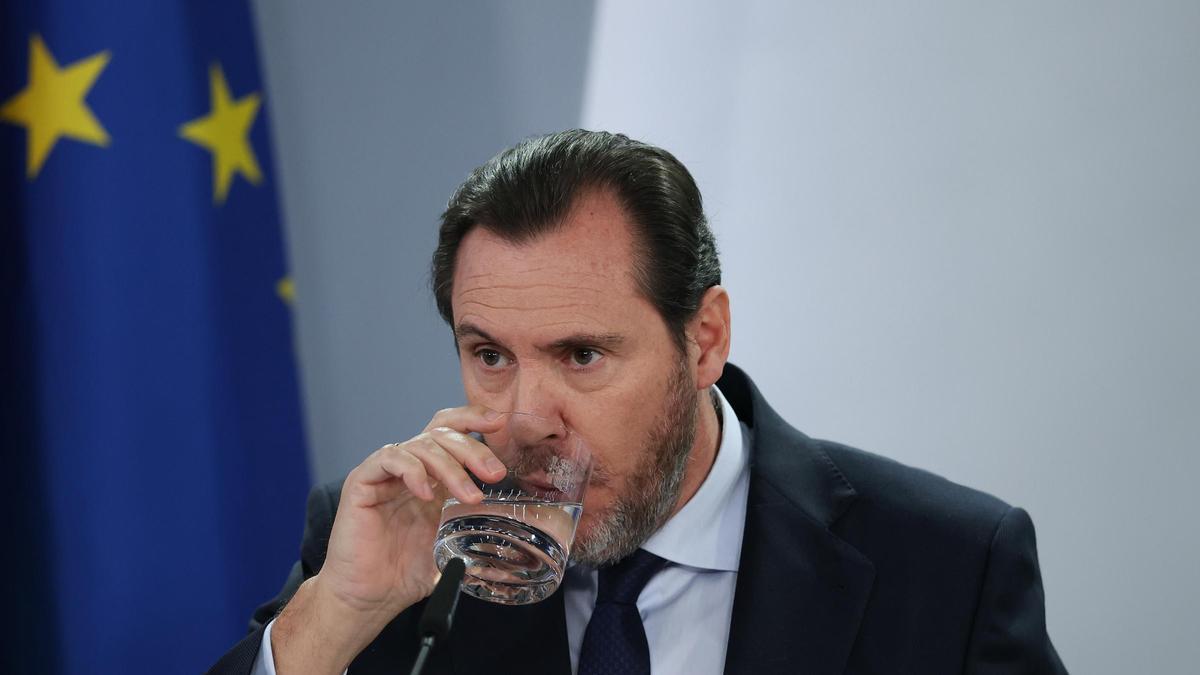 El ministro de Transportes y Movilidad Sostenible, Óscar Puente, durante la rueda posterior al Consejo de Ministros en el Palacio de la Moncloa, a 27 de enero de 2026