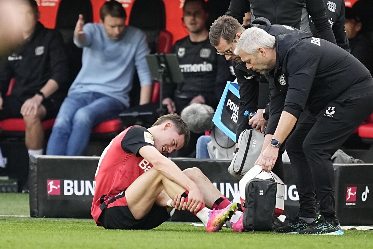 Leverkusen's Florian Wirtz gets injured and has to leave the pitch during the Bundesliga soccer match between Bayer Leverkusen and Werder Bremen at the BayArena in Leverkusen, Germany, Saturday, March 8, 2025. (AP Photo/Martin Meissner)