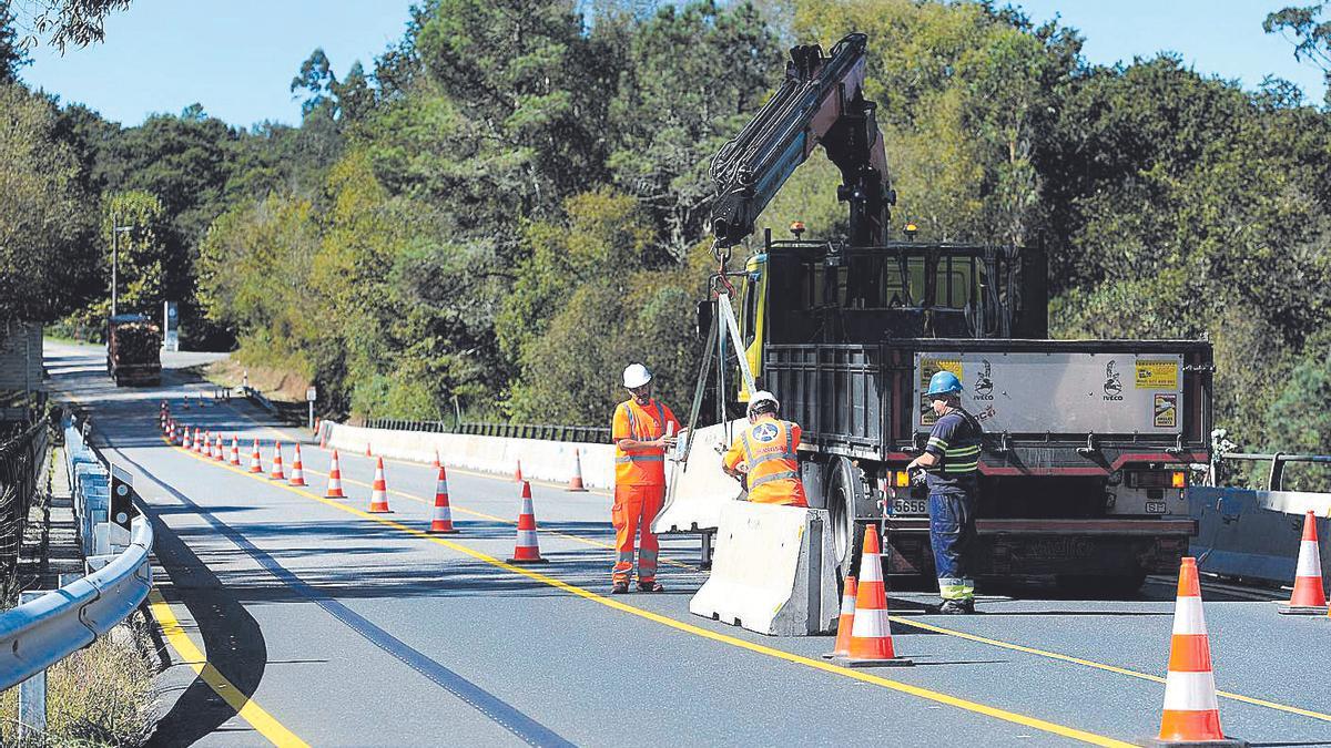 Obras en el puente de Pedre para renovar las protecciones laterales.