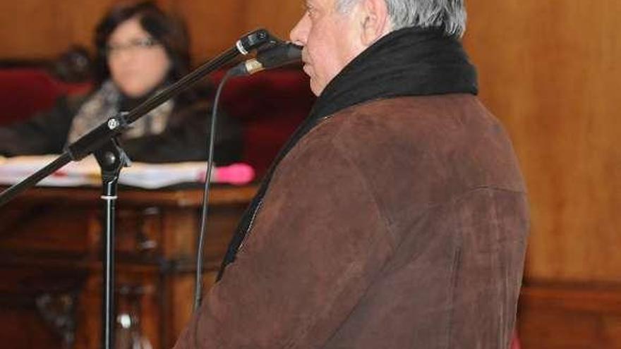 El acusado, ayer, durante el juicio en la Audiencia Provincial. // R.V.