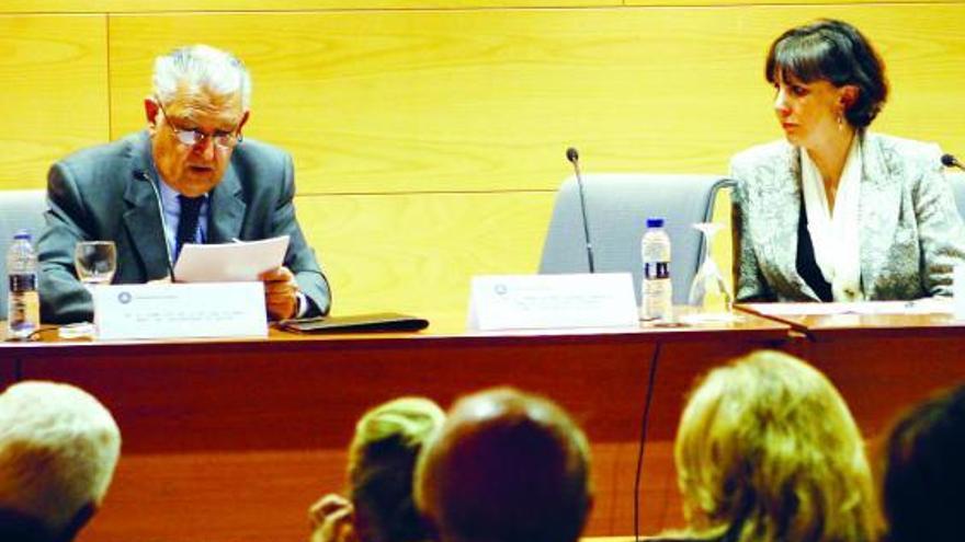 Juan Luis de la Vallina, acompañado por la nueva directora de Investigación Universitaria, Marta Pérez Toral.