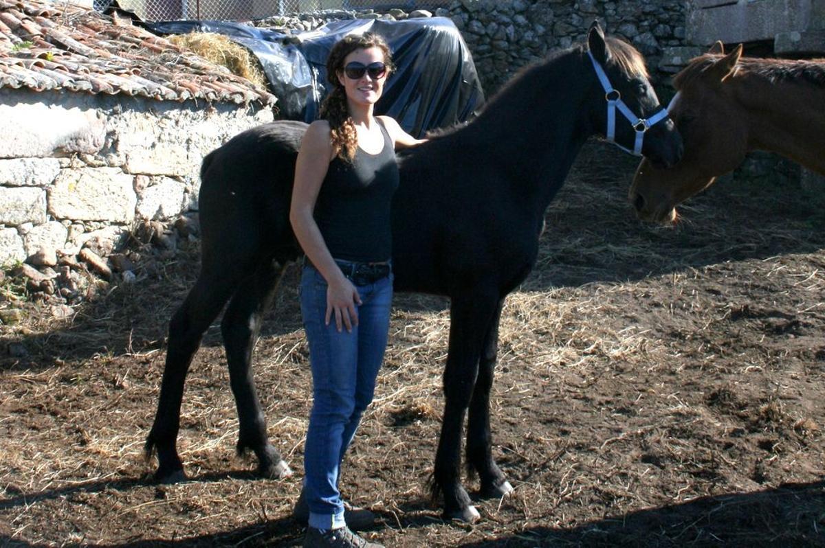 La mujer, con el caballo cuando en 2008 lo compró en Holanda cuando solo tenía 5 meses.