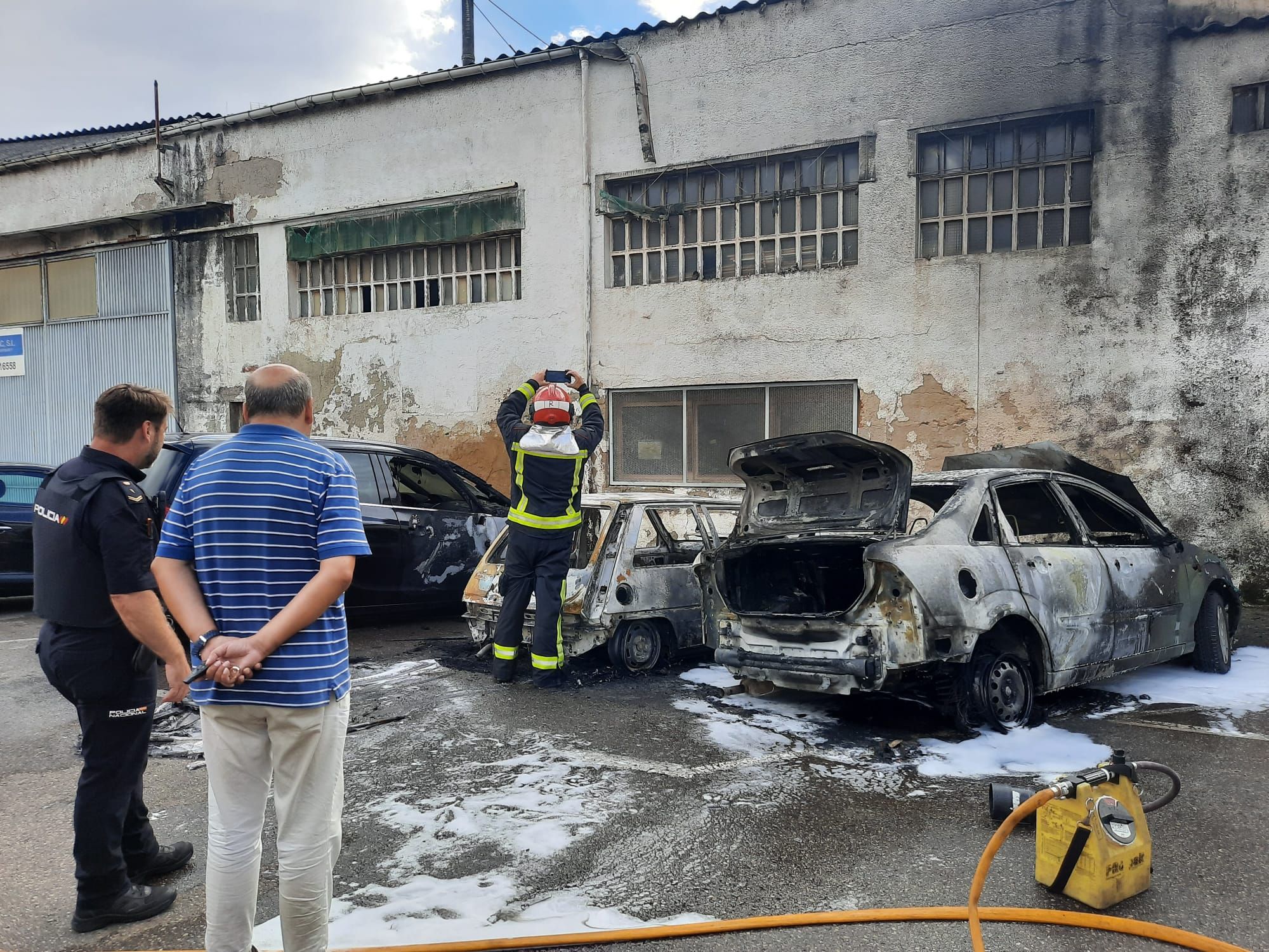 En imágenes: arden cuatro coches en un incendio en Gijón