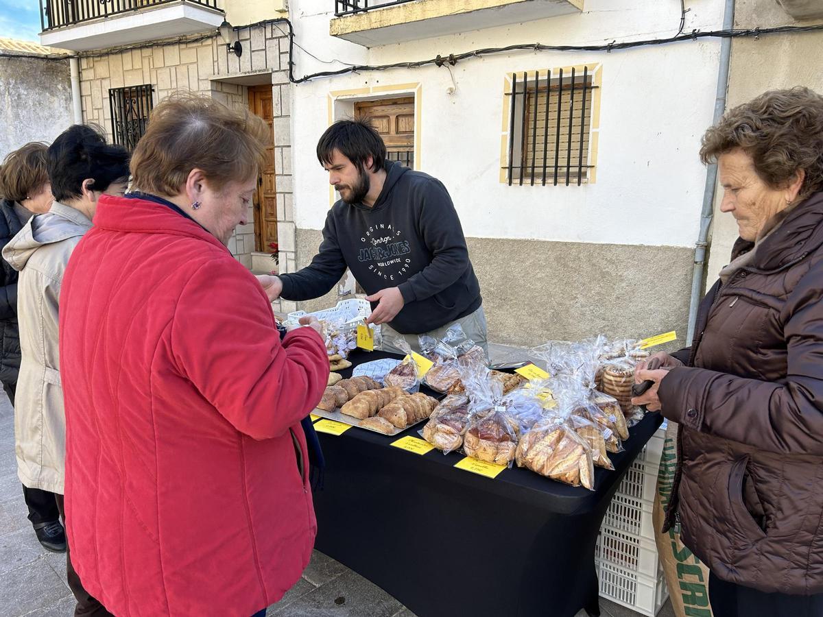 Además de trufa, los negocios locales también ofrecen sus productos en el mercado.