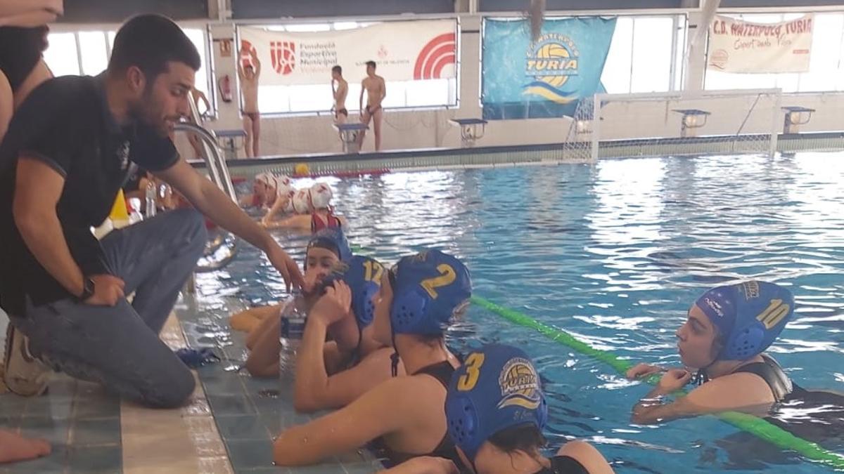 Las chicas de Rubén Olmos saltaron a la piscina con la intención de no pasar apuros y finalmente el encuentro fue un trámite, que se saldó con el triunfo por 2 a 17.