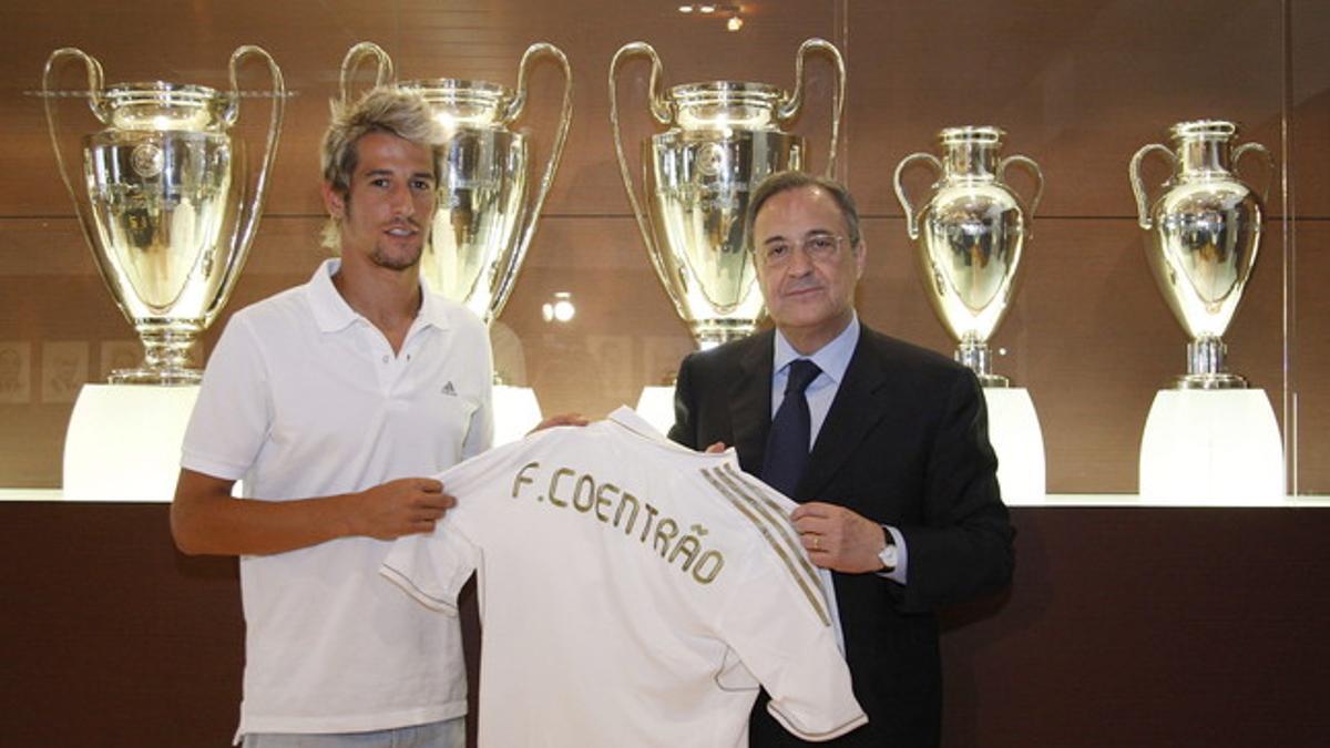 Coentrao y Florentino Pérez, ante varias de las nueve Copas de Europa del Madrid.