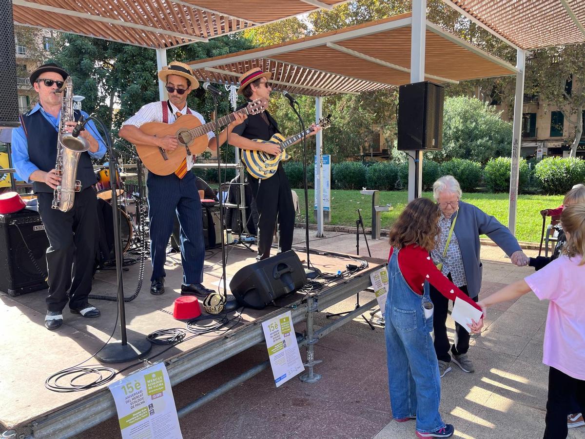 Marino Marini animó el mercado con música y humor.