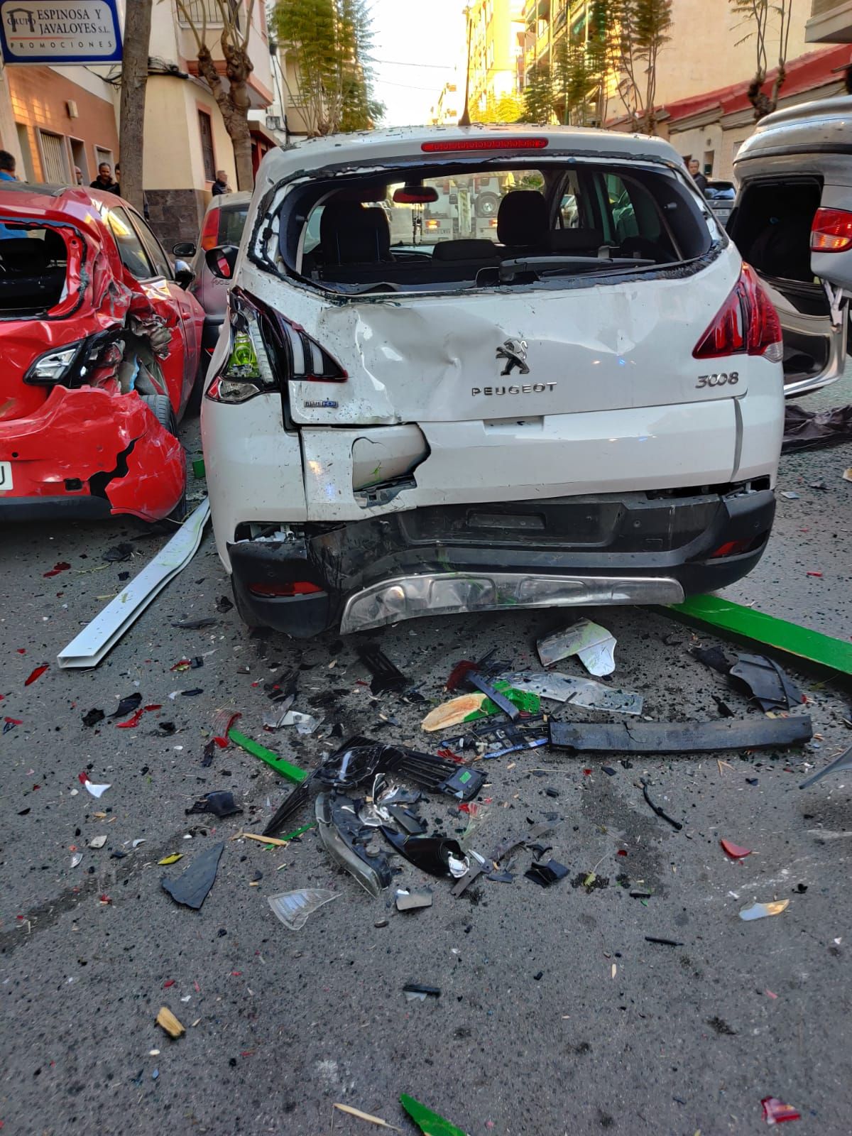 Tres heridos, cinco coches con daños y una terraza destrozada en un aparatoso accidente en la calle Caballero de Rodas, en el centro de Torrevieja