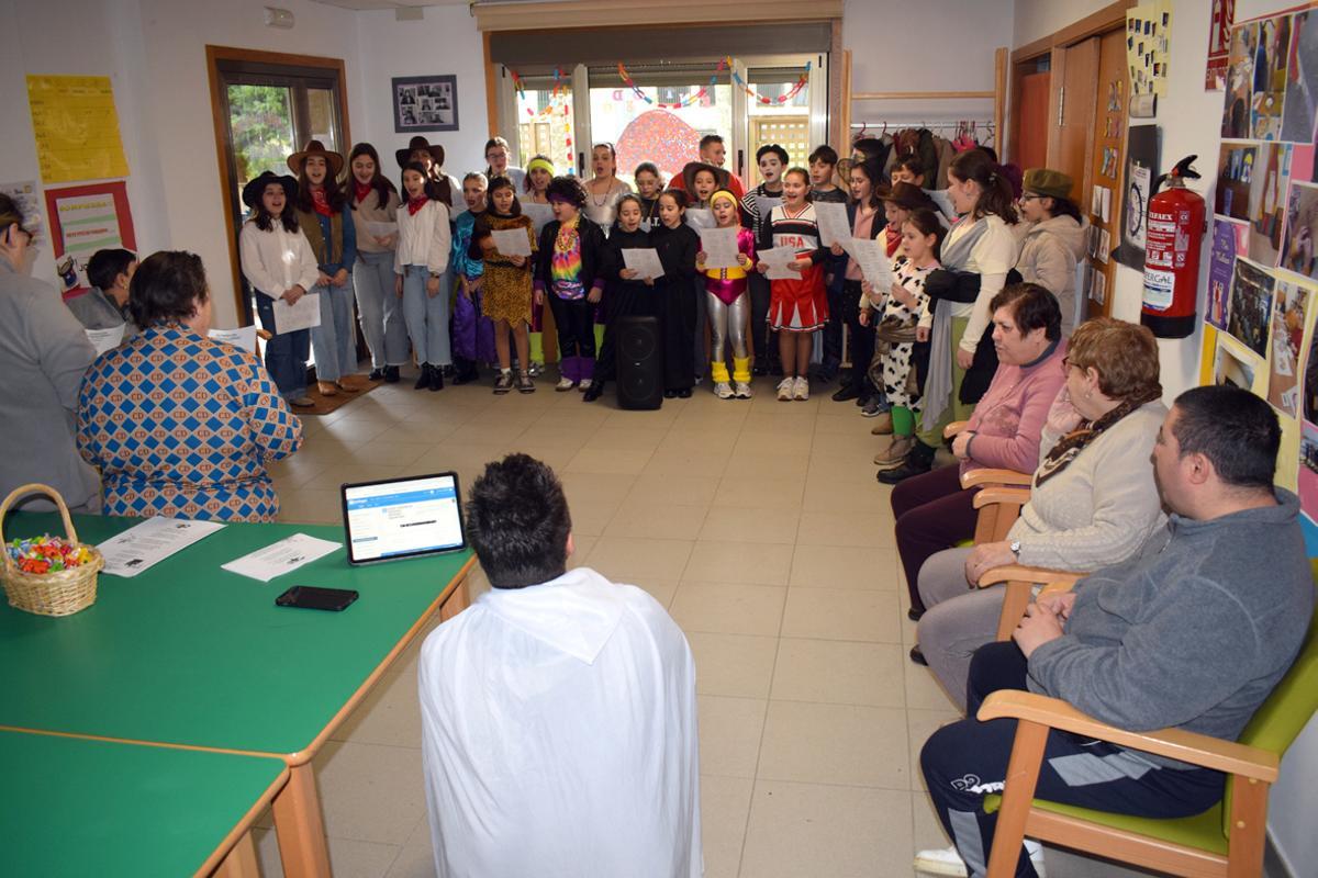 Los niños del coro del colegio durante una de sus actuaciones de Entroido.