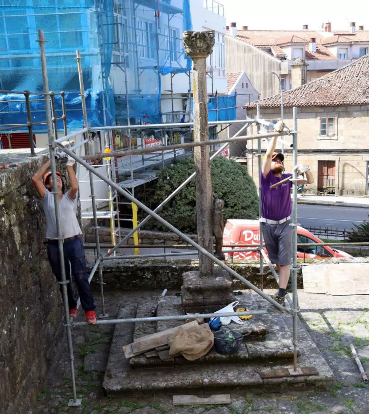 Carril recupera su alma de piedra en forma de cruceiro