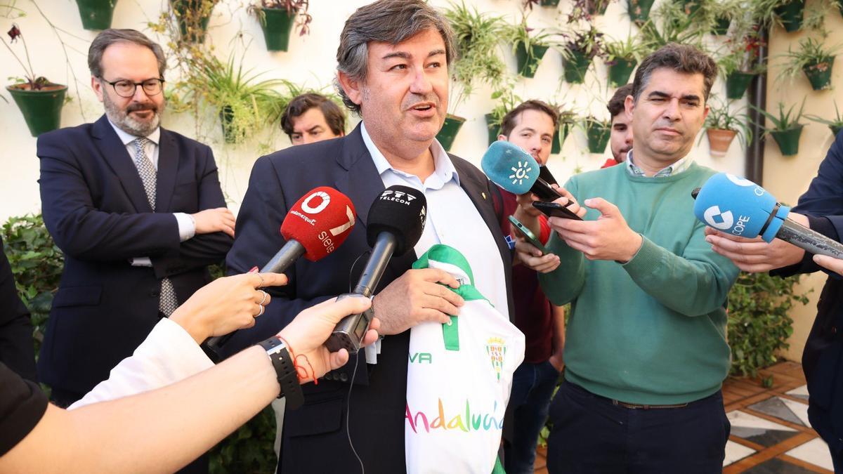 Javier González, en la Delegación del Gobierno, ante los periodistas.