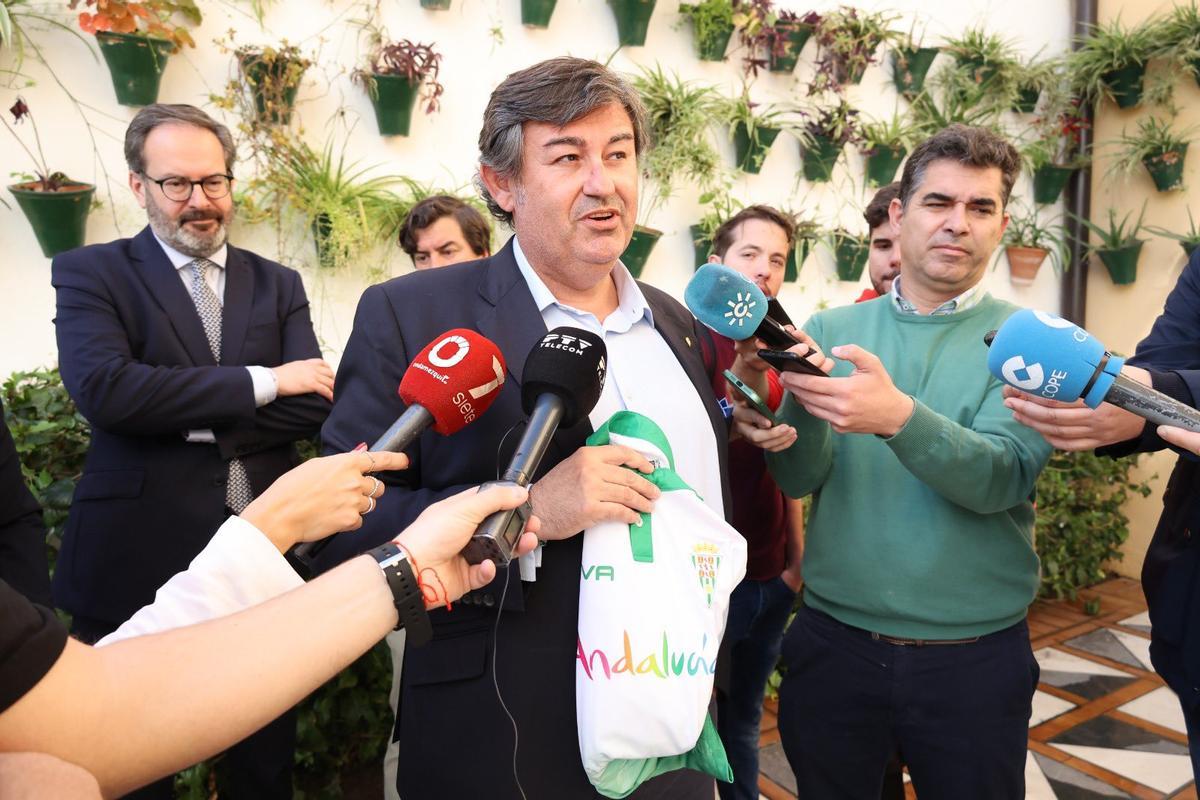 Javier González, en la Delegación del Gobierno, ante los periodistas.