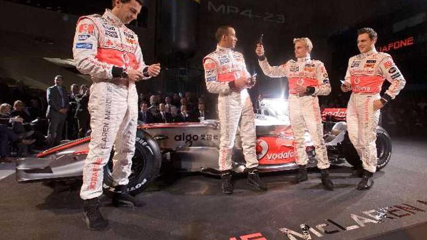 Los integrantes del equipo McLaren Mercedes para la temporada 2008/2009 posan delante del nuevo coche