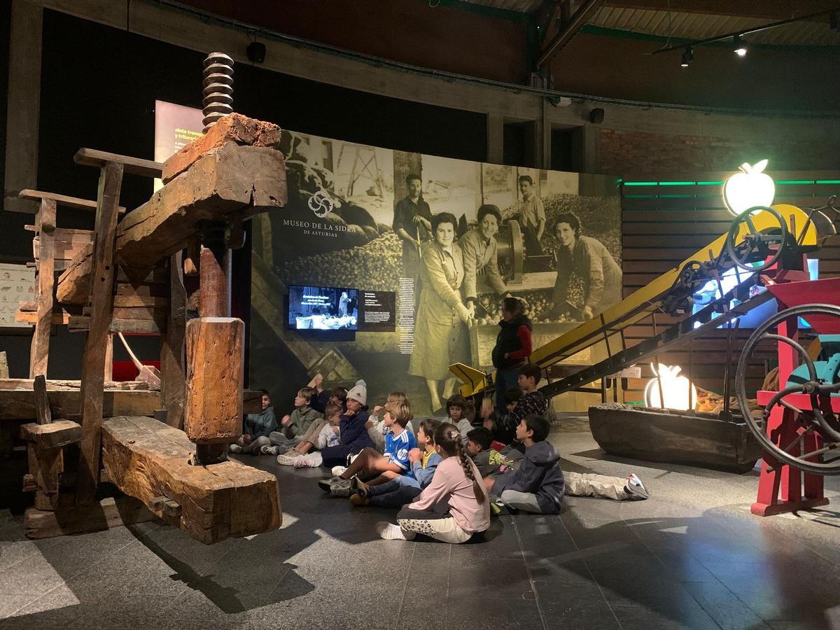 Una visita escolar al Museo de la Sidra