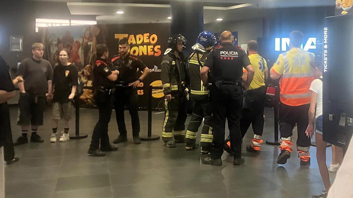 Mossos, Bombers y técnicos del SEM en el cine Diagonal Mar, tras la gamberrada.