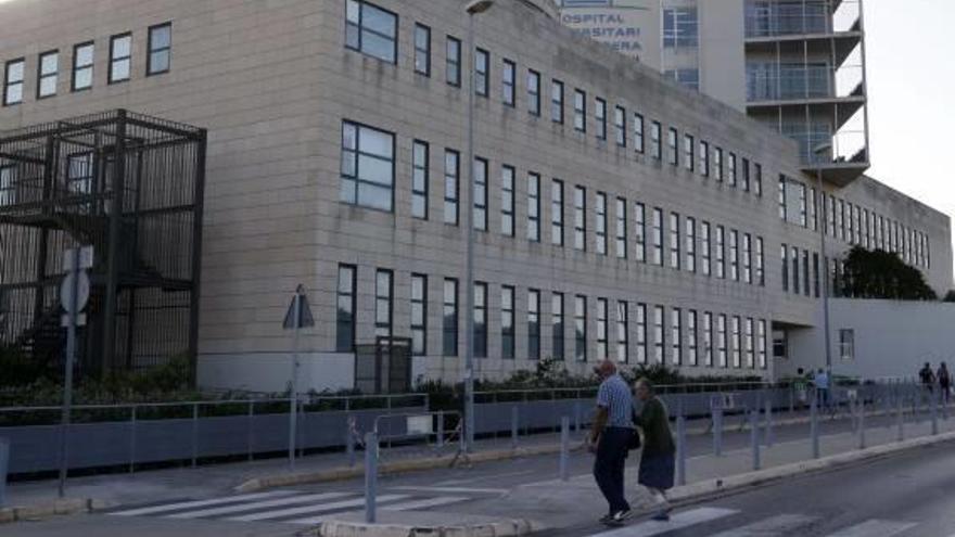 Una pareja de ancianos accede a las instalaciones del hospital comarcal de la Ribera, emplazado en la localidad de Alzira.