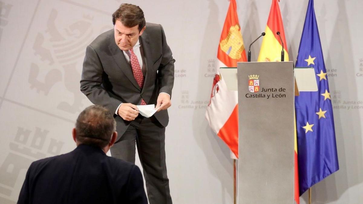 El presidente Mañueco conversa con el consejero de Sanidad, Alejandro Vázquez.