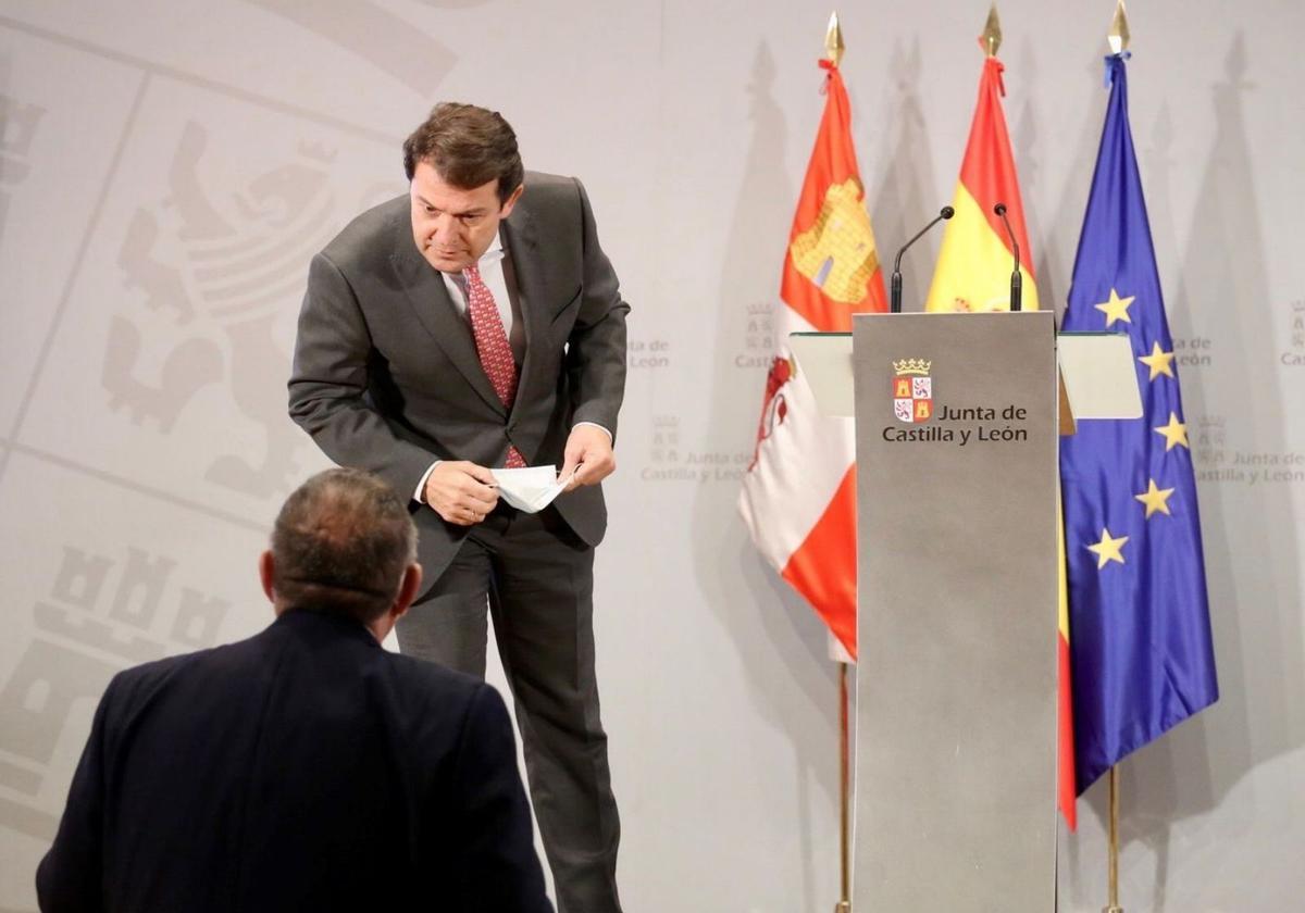 El presidente Mañueco conversa con el consejero de Sanidad, Alejandro Vázquez.
