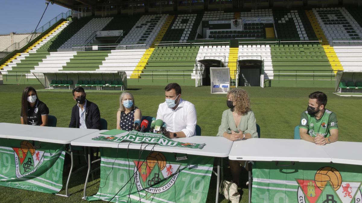 El alcalde, en el centro, el día de la presentación del acuerdo de vinculación del Cacereño Femenino. Fue en el Prícnipe Felipe.