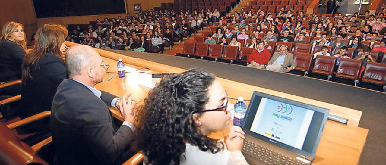 De izqda a dcha: Muñoz, Viera, Álamo y Pulido, ayer, ante los jóvenes, en el Palacio de Congresos de Infecar.