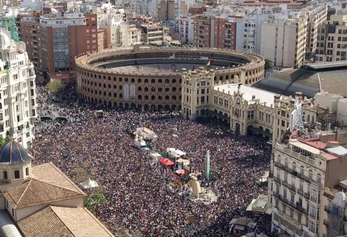 Colapso de gente a la salida de la Estación del Norte y en el entorno de la mascletà