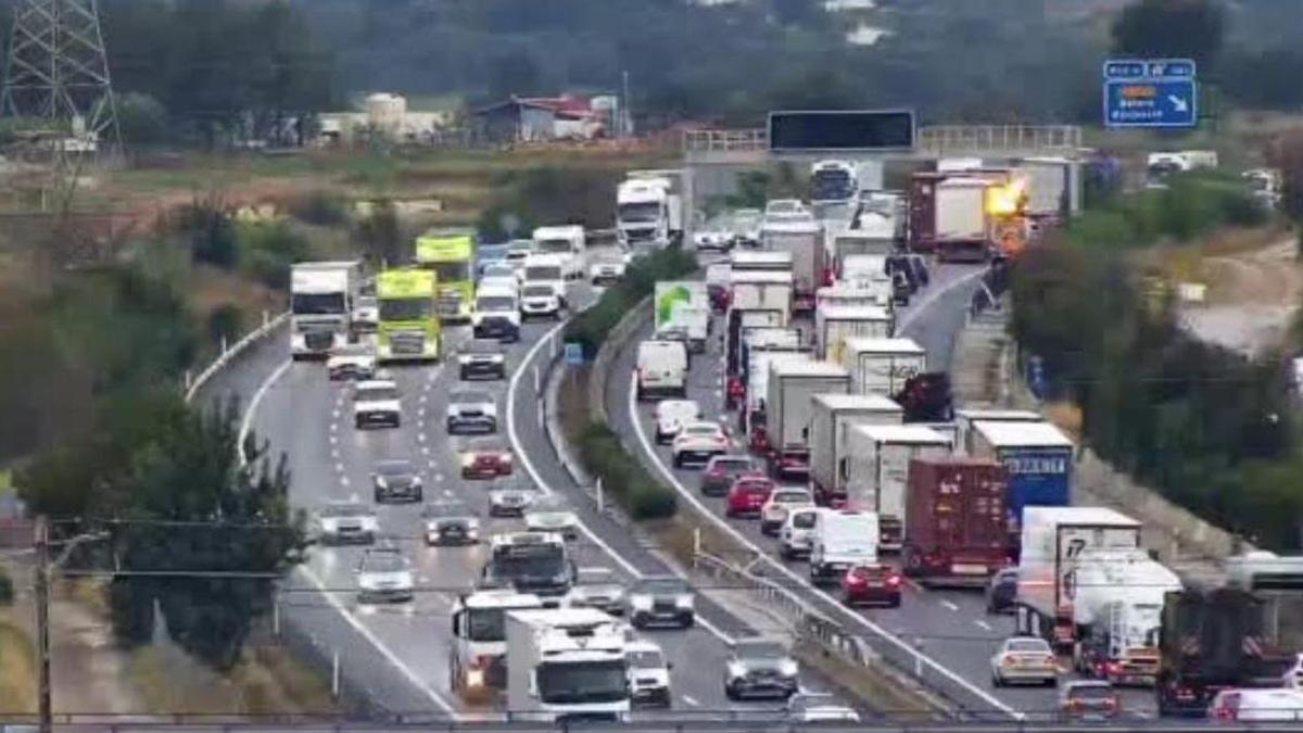Las lluvias en Valencia y dos accidentes en la A-7 dificultan el tráfico