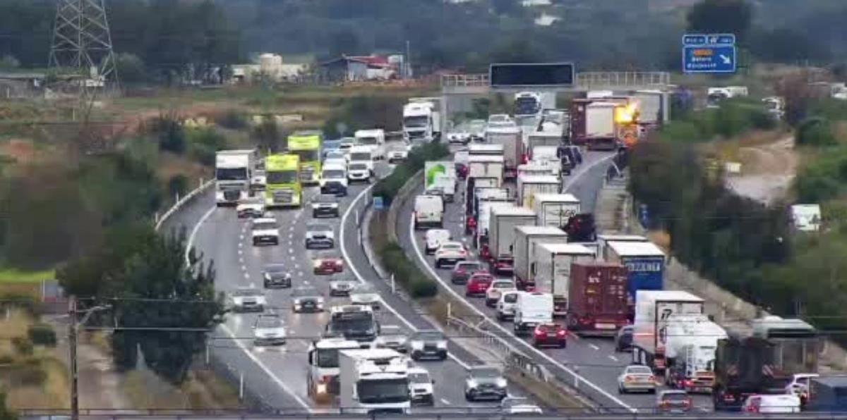 Las lluvias en Valencia y dos accidentes en la A-7 dificultan el tráfico