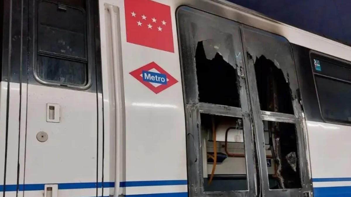 Así queda el vagón de un metro de Madrid tras la explosión de la batería de un patinete eléctrico