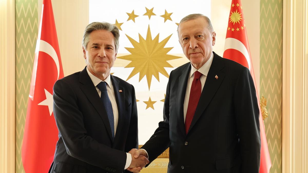 Blinken se reúne con Erdogan en Estambul para hablar de Gaza y la OTAN.