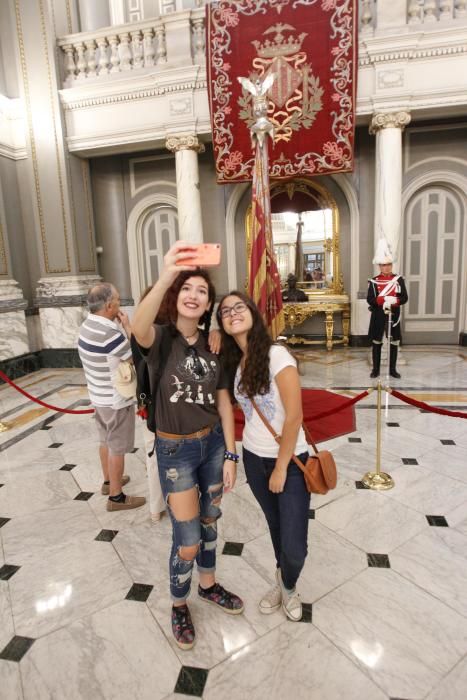 Visita a la Real Senyera en el Ayuntamiento