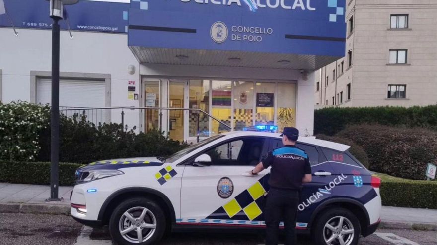 Un agente de la Policía Local de Poio en el coche patrulla. | FDV