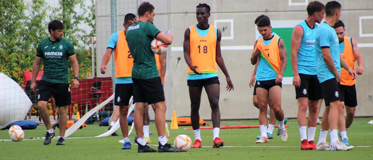 Los jugadores del Villarreal B durante un entrenamiento de esta temporada 2021/22 en Miralcamp.