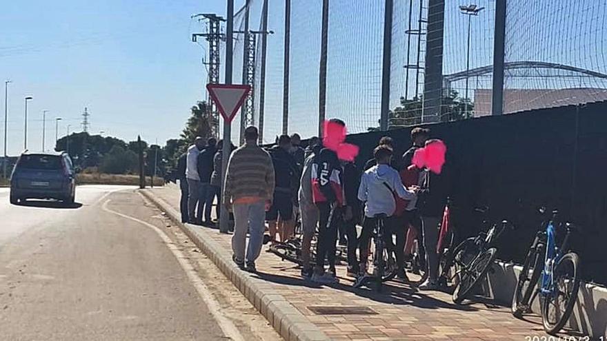 La Pobla ya vigila las aglomeraciones en el campo de fútbol