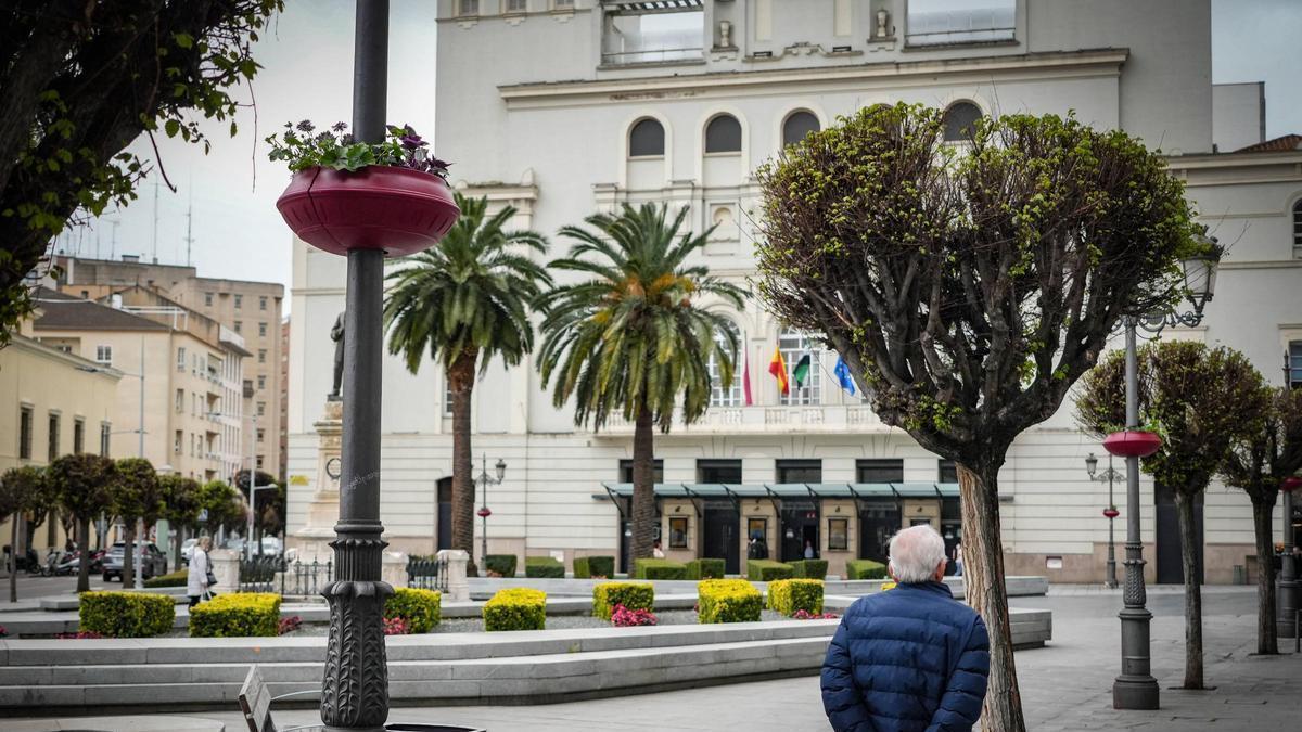 Los nuevos maceteros en las farolas de la plaza de Minayo.