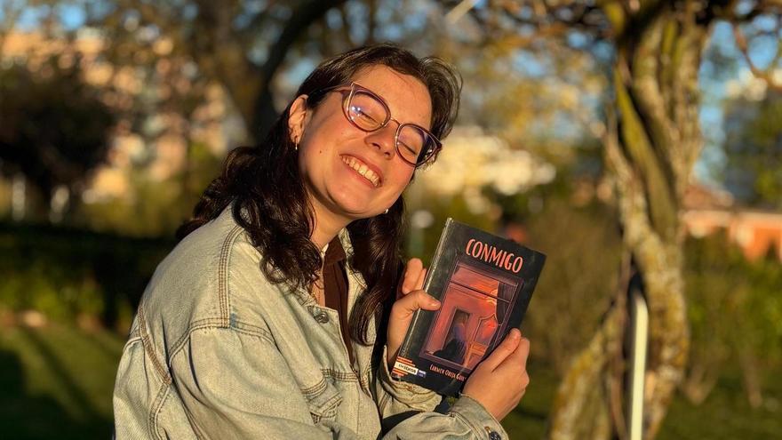 Video | La joven escritora de Cáceres Carmen Oreja presenta su primer poemario íntimo y personal 'Conmigo'