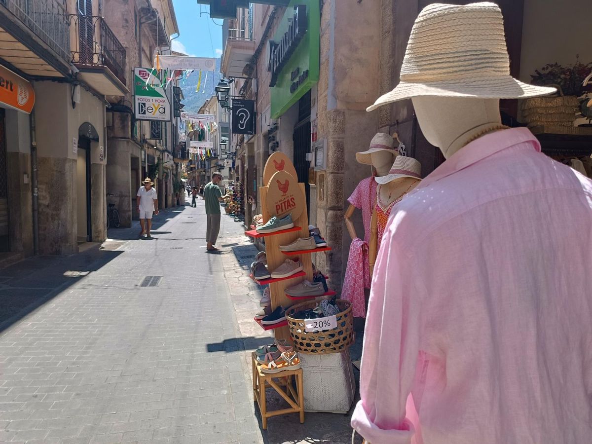 Poca gente en una céntrica calle comercial de la localidad de la Serra.