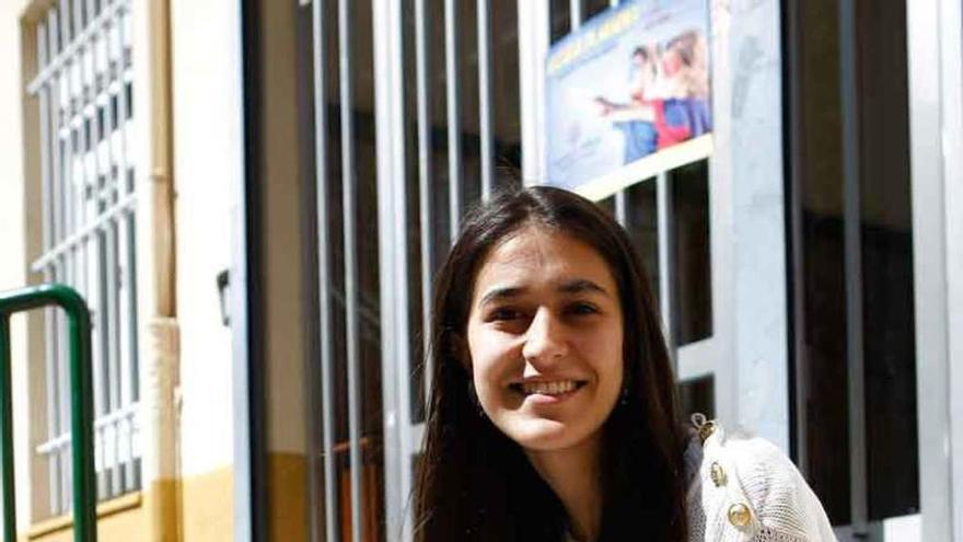 Claudia González-Santander, a las puertas de su colegio.