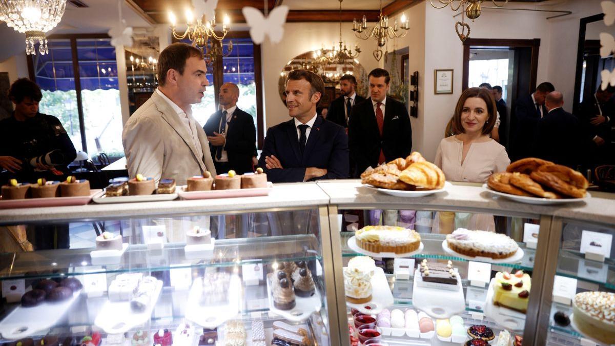 Emmanuel Macron con el presidente de Moldavia, Maia Sandu, en Chisinau.