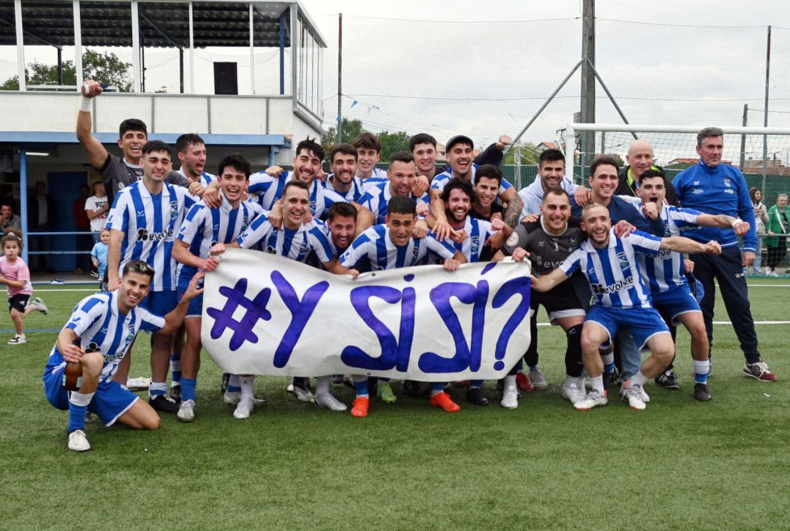 Los jugadores y técnicos del Valladares celebran en ascenso a Tercera RFEF